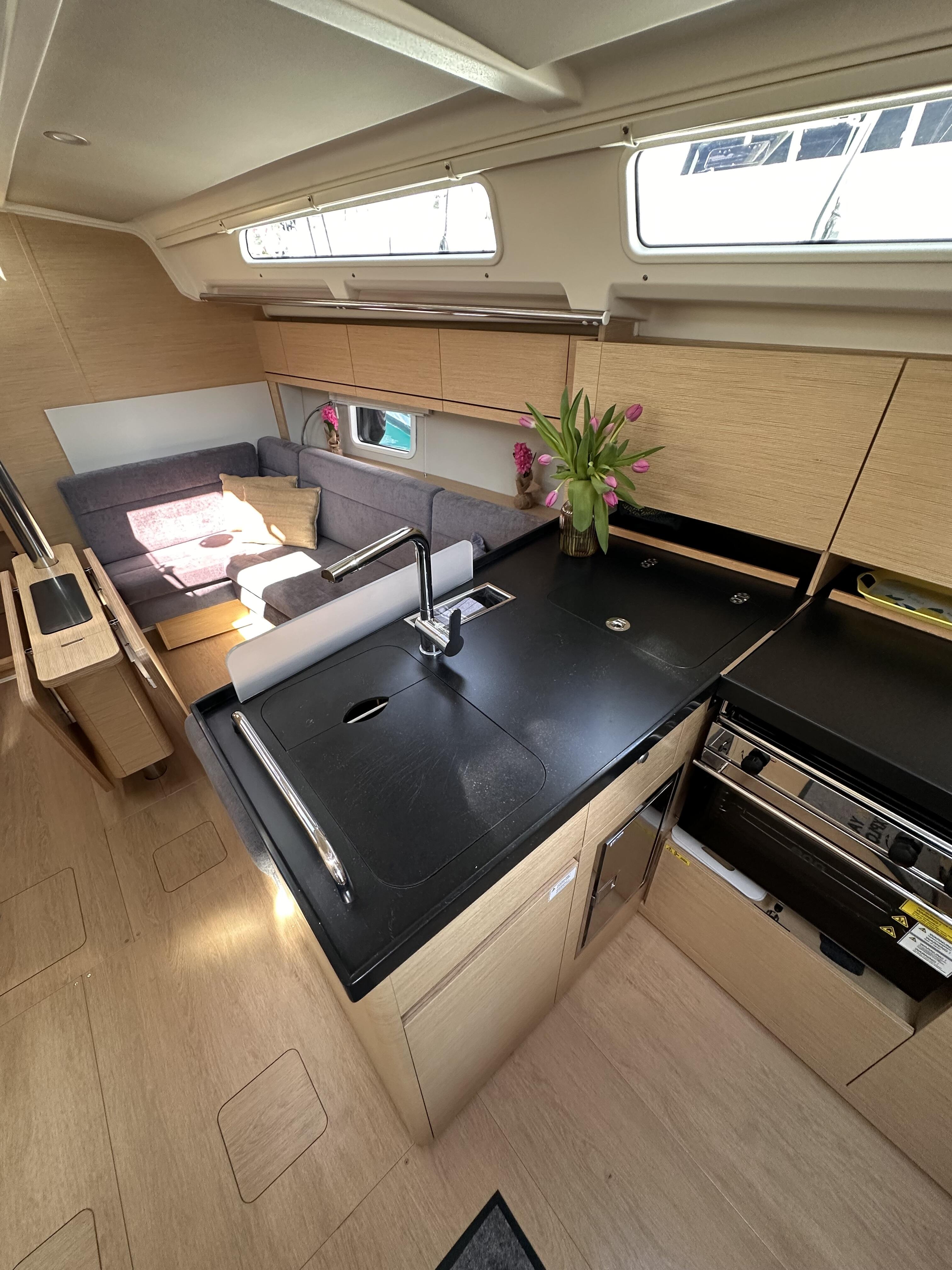 Sailing yacht 
