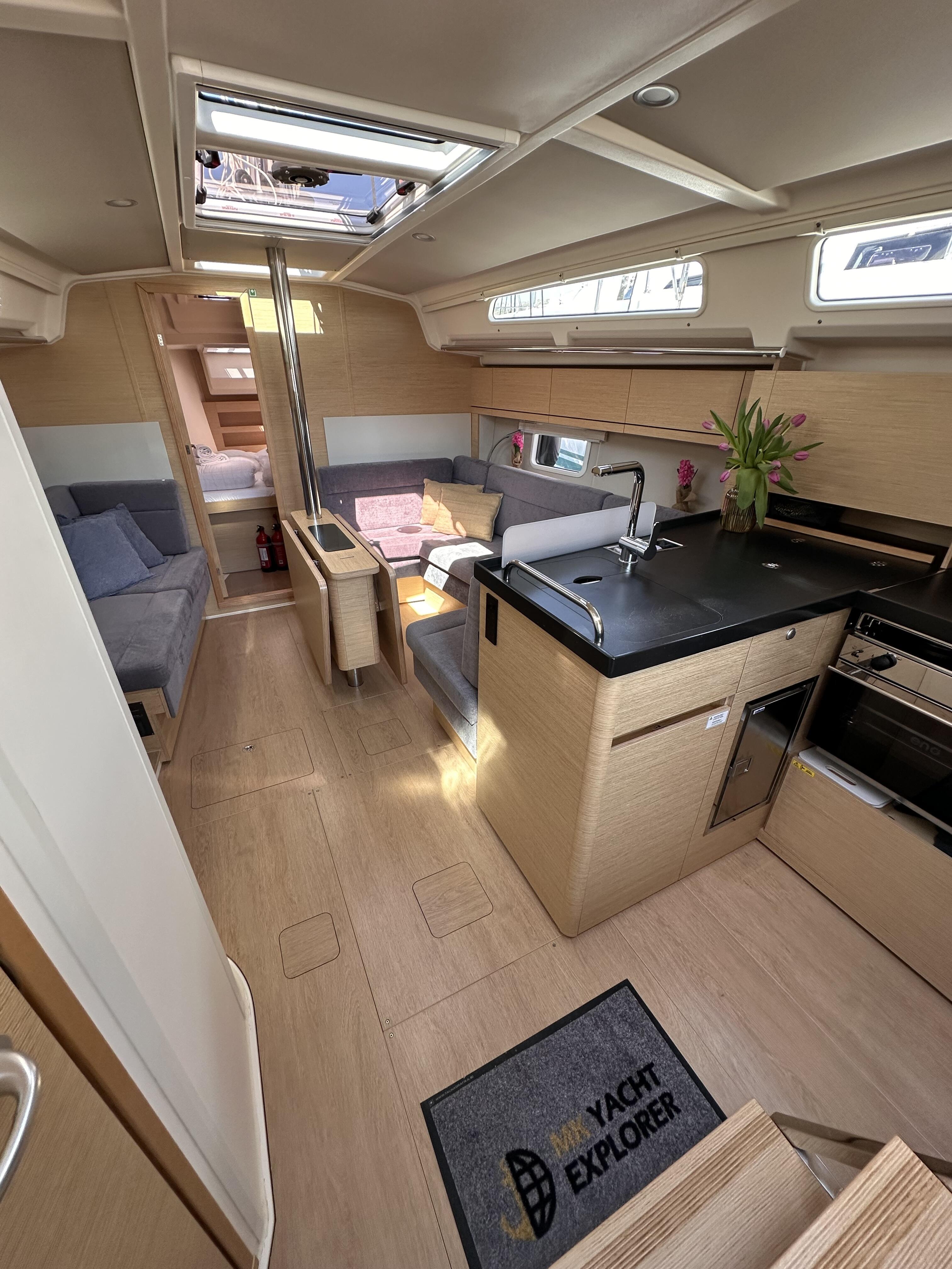 Sailing yacht 