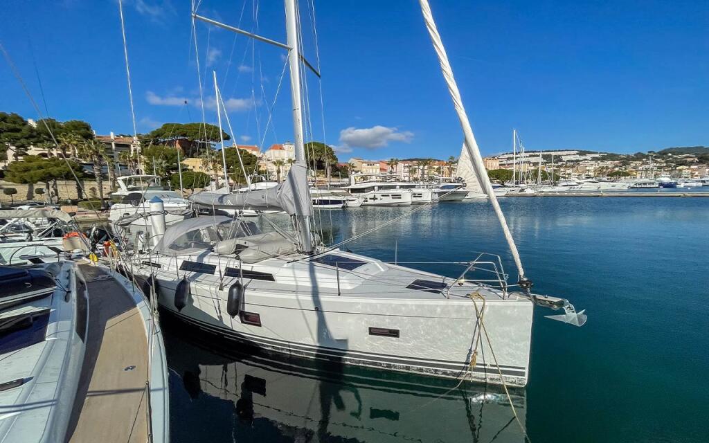 Sailing yacht 