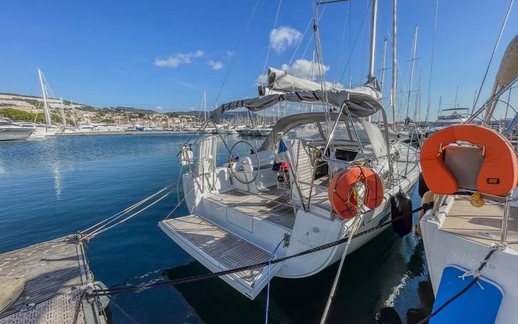 Sailing yacht 