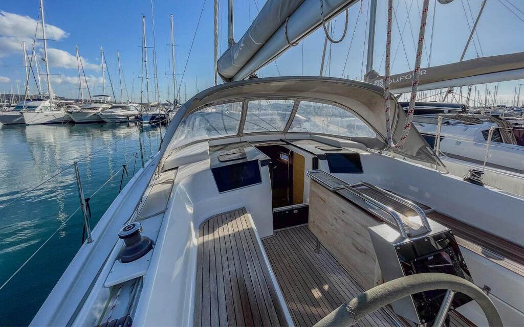 Sailing yacht 