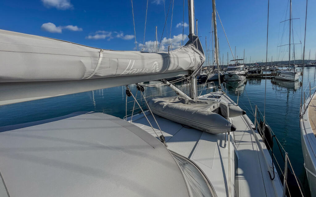 Sailing yacht 
