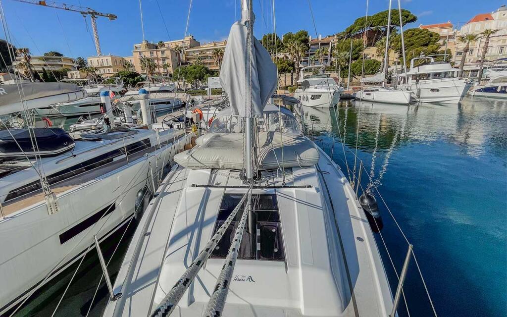 Sailing yacht 
