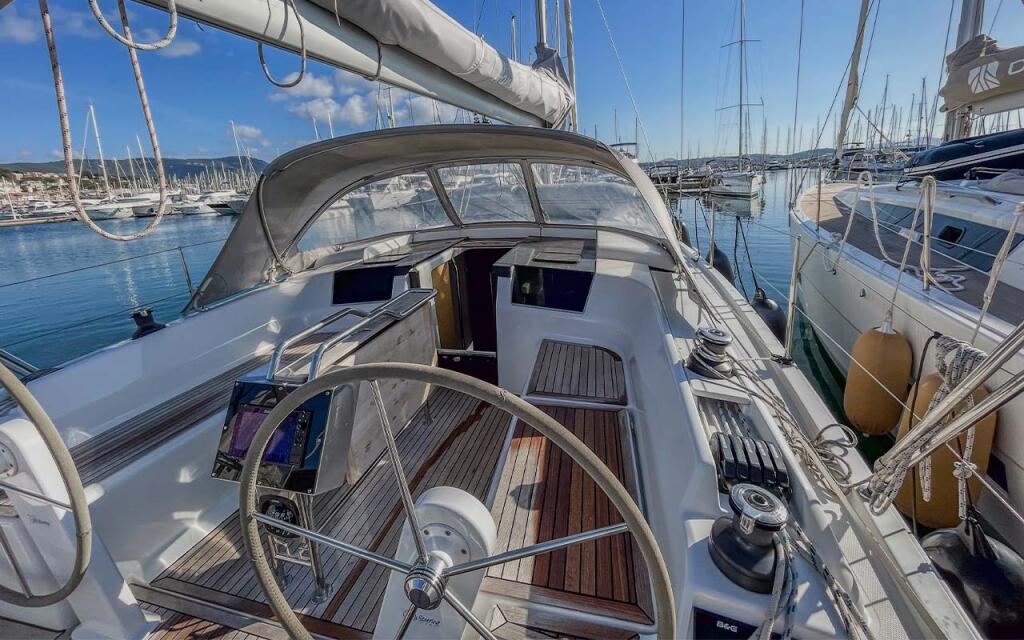 Sailing yacht 