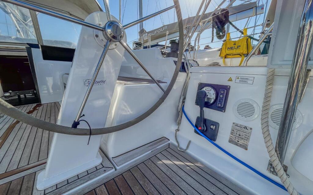 Sailing yacht 