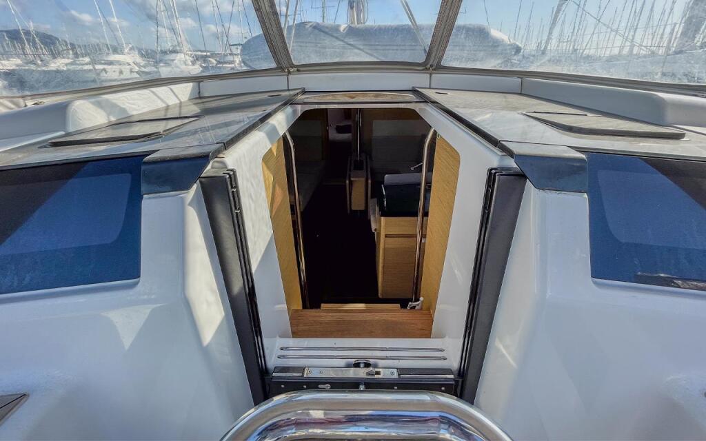 Sailing yacht 
