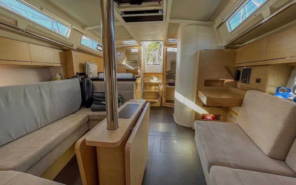 Sailing yacht 
