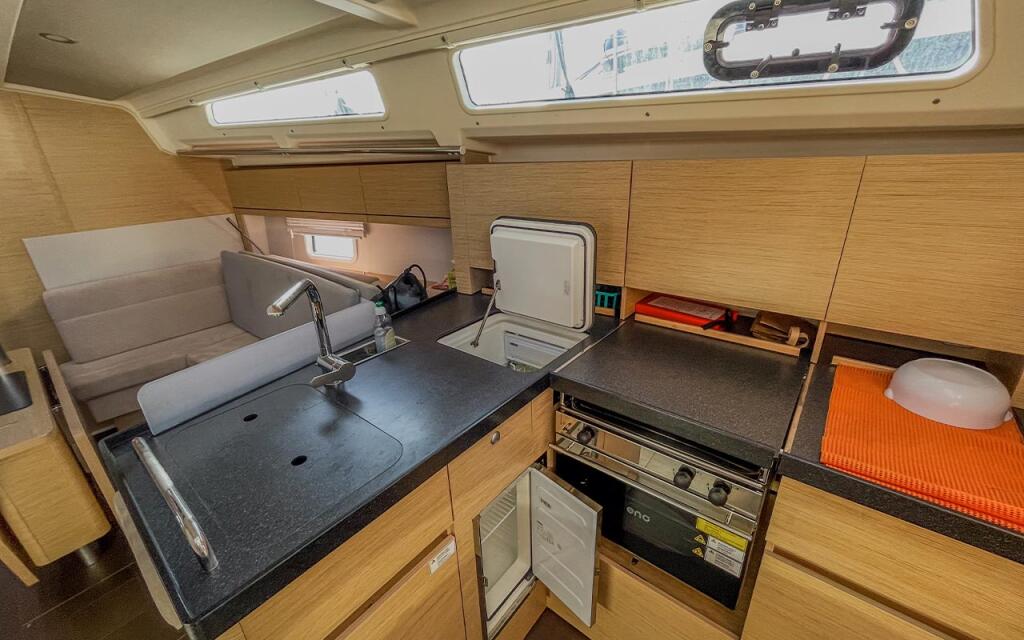Sailing yacht 