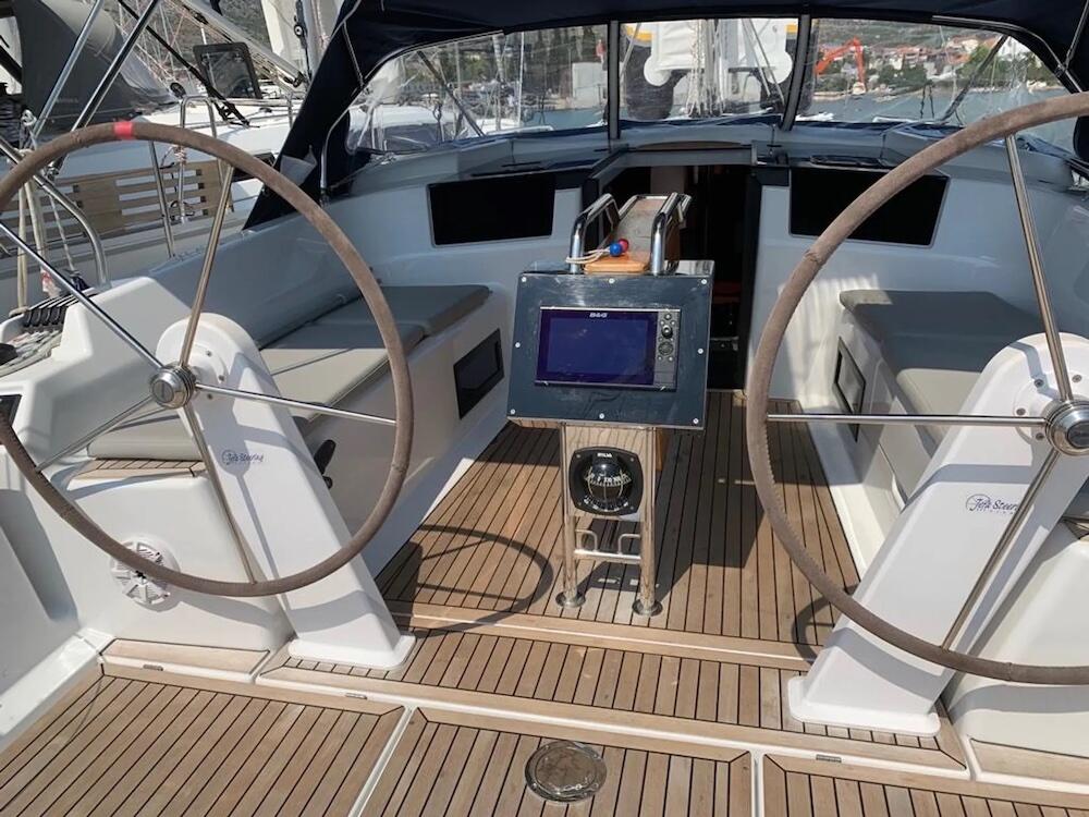 Sailing yacht 