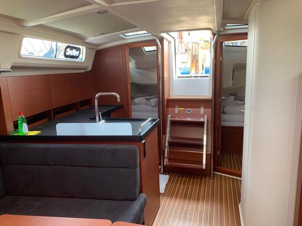 Sailing yacht 