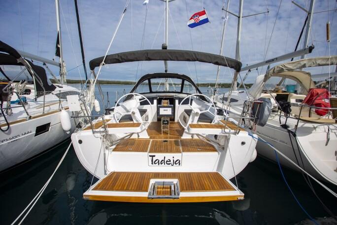 Sailing yacht 