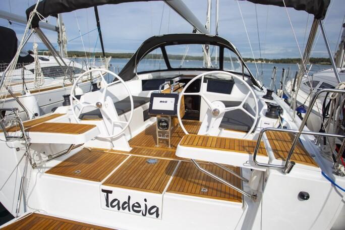 Sailing yacht 