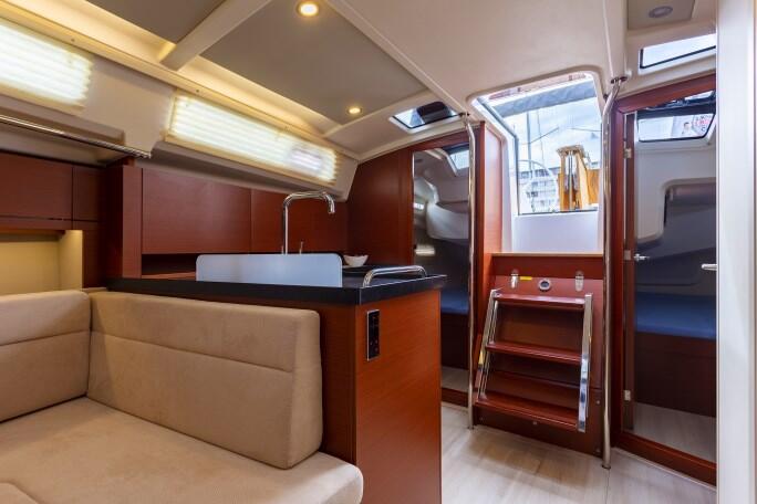 Sailing yacht 