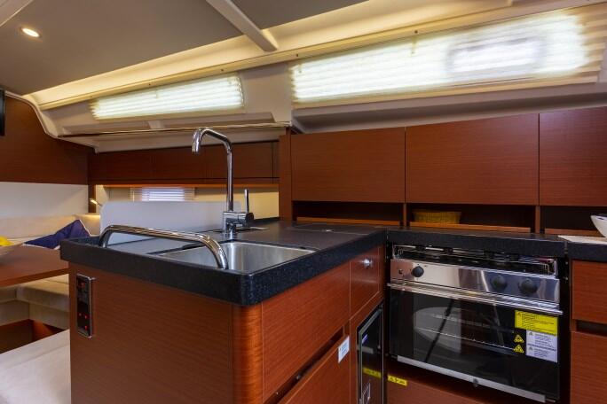 Sailing yacht 