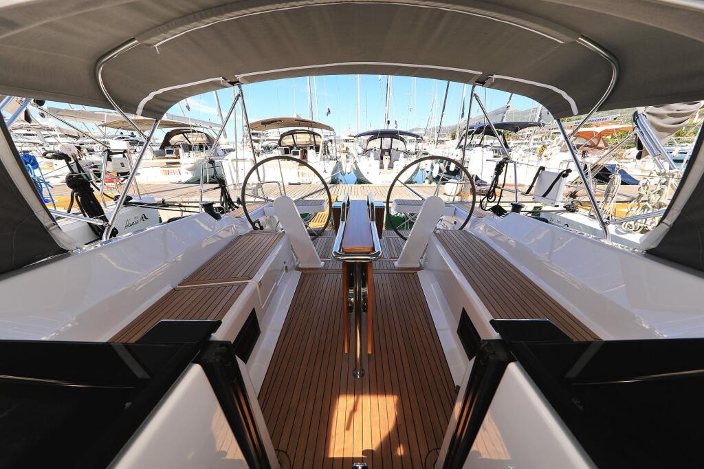 Sailing yacht 