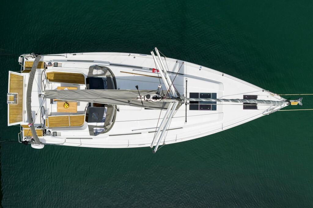 Sailing yacht 