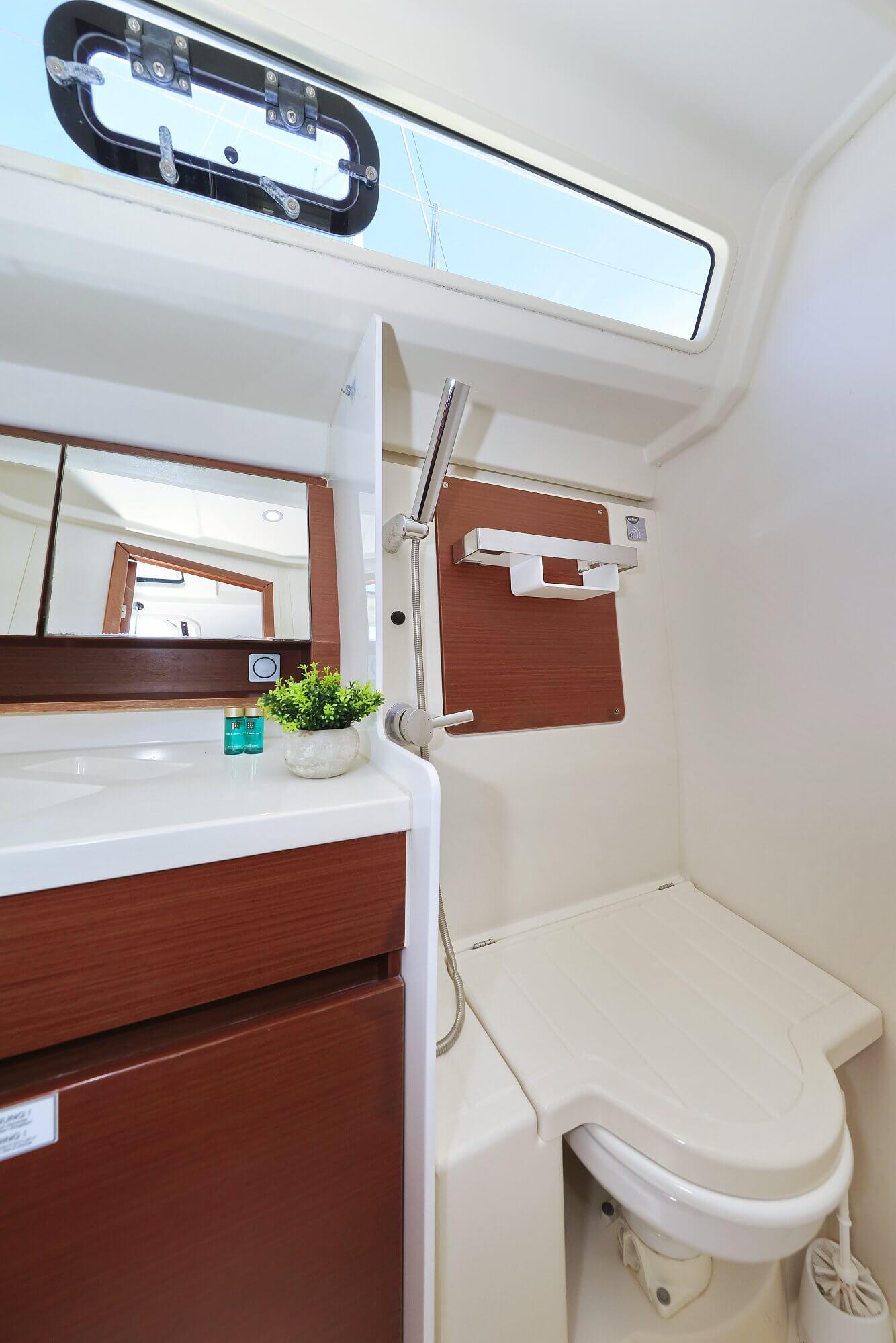 Sailing yacht 