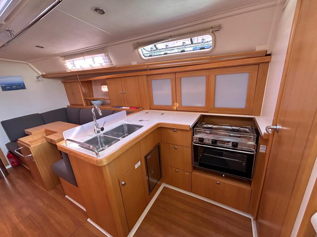 Sailing yacht 