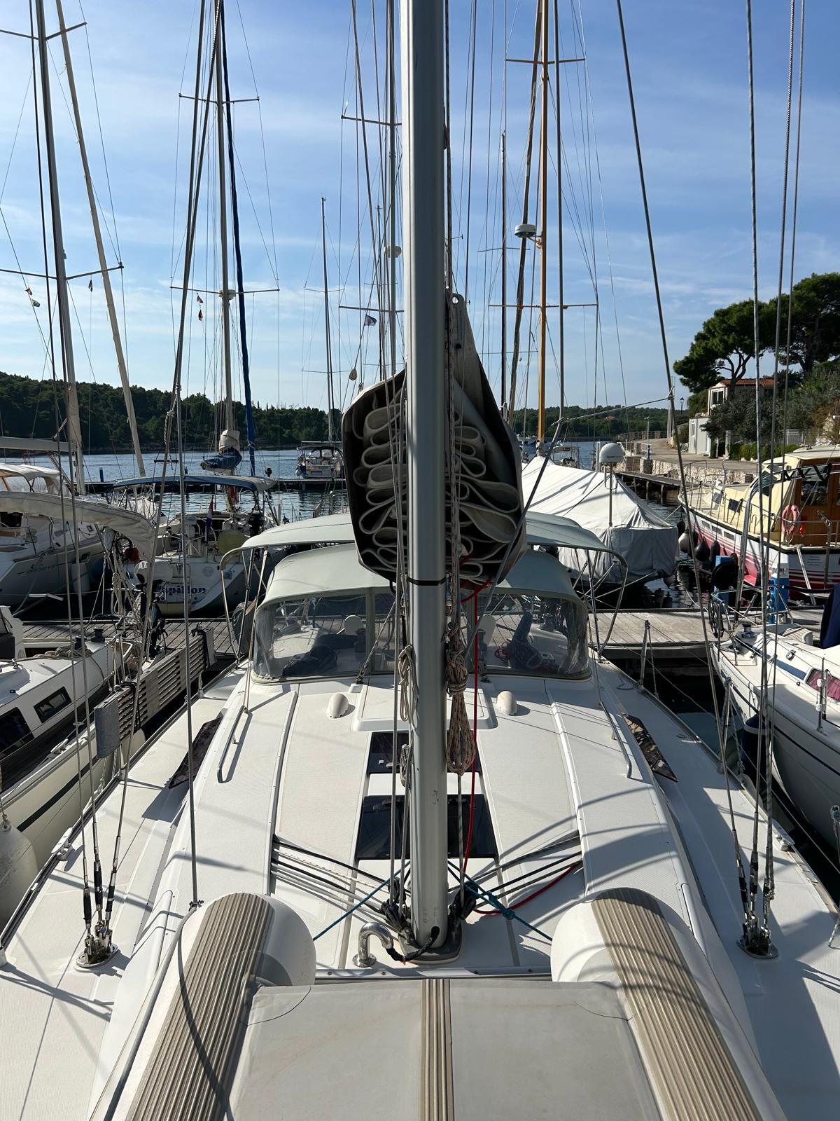 Sailing yacht 