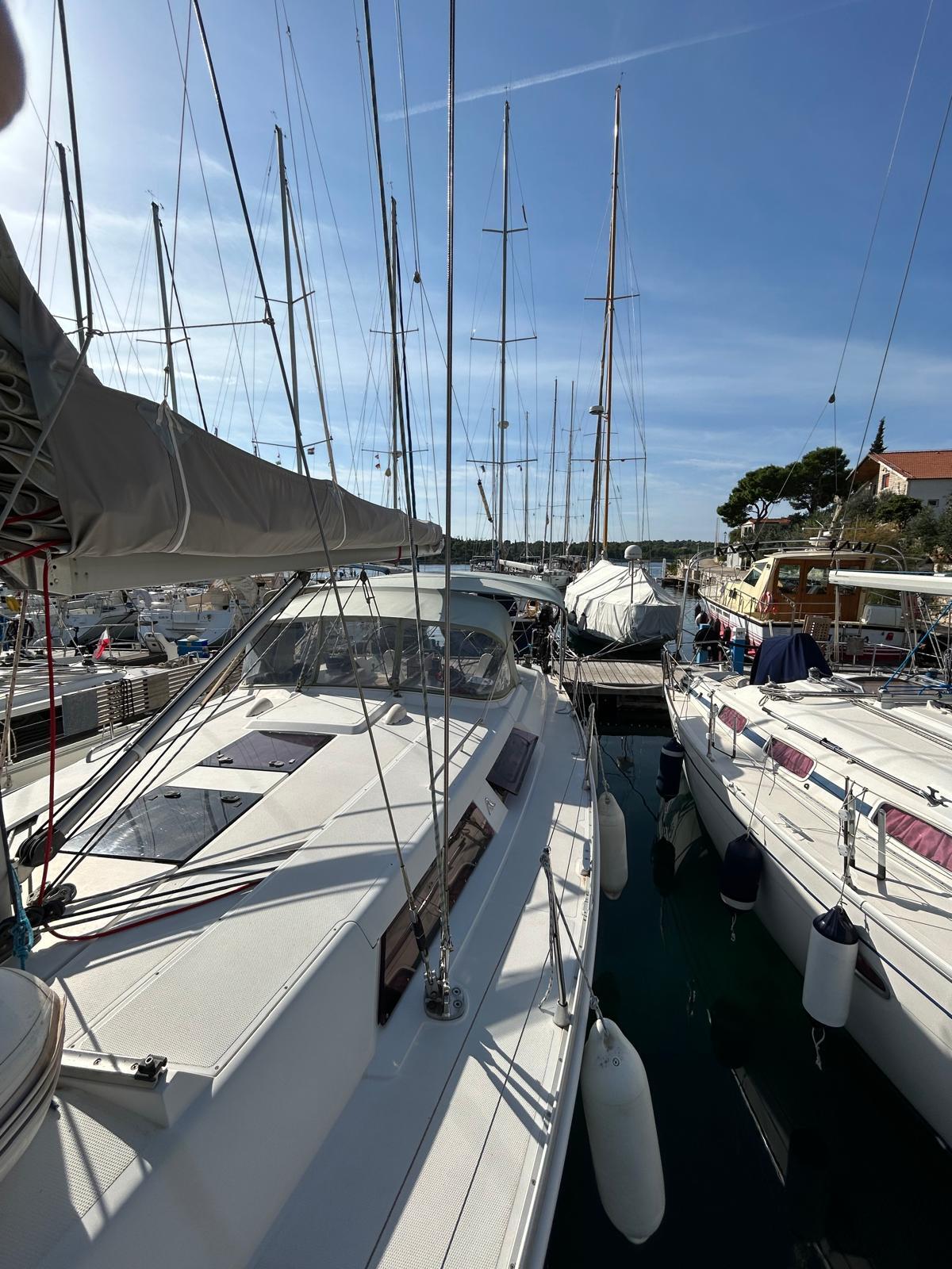 Sailing yacht 