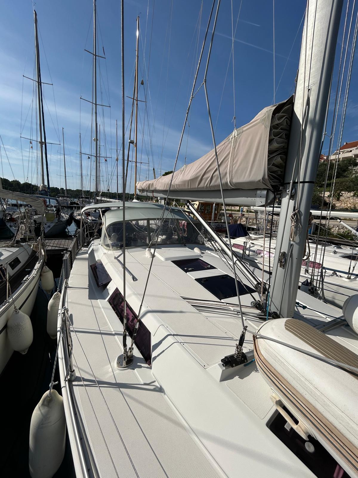 Sailing yacht 
