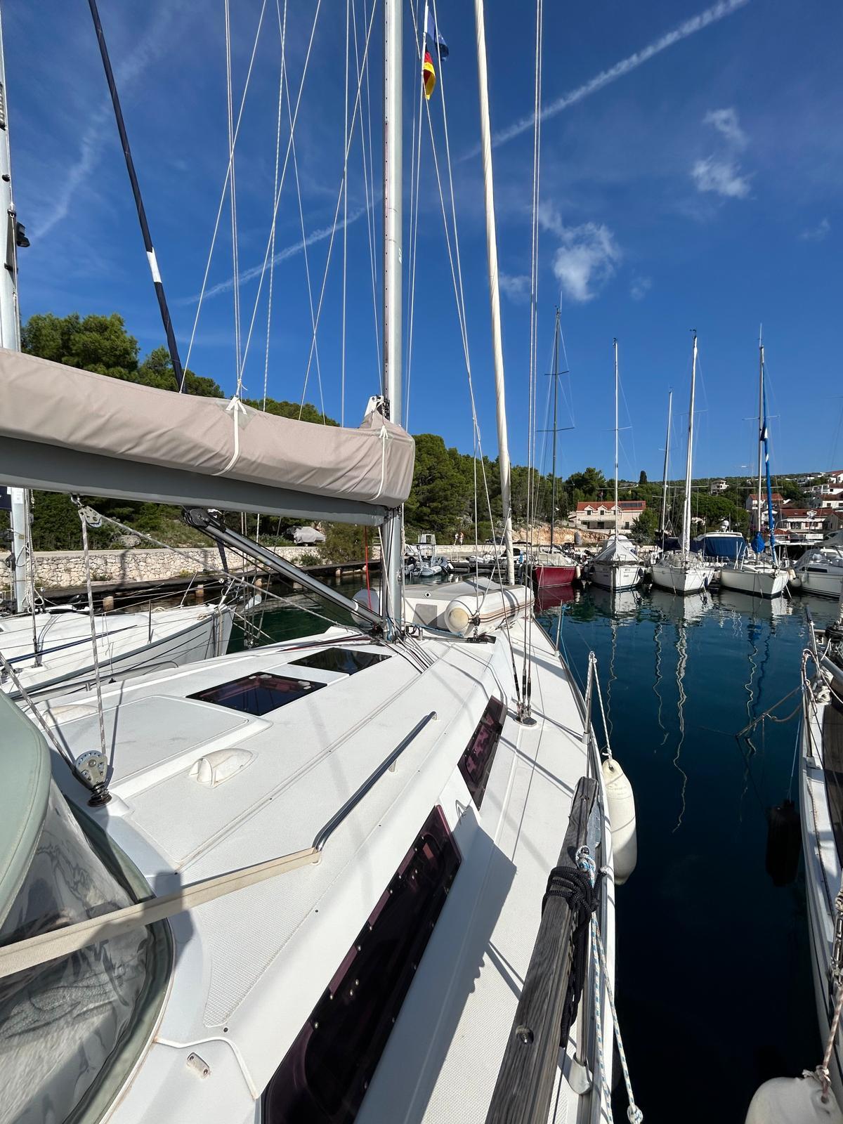 Sailing yacht 