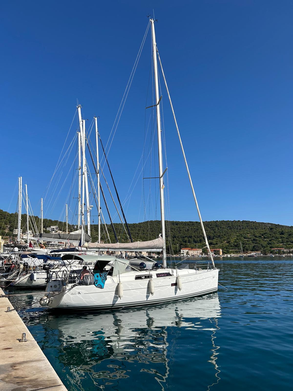 Sailing yacht 