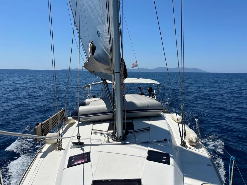Sailing yacht 