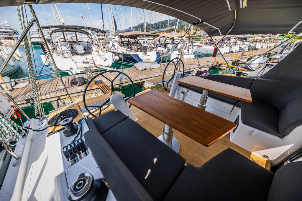 Sailing yacht 