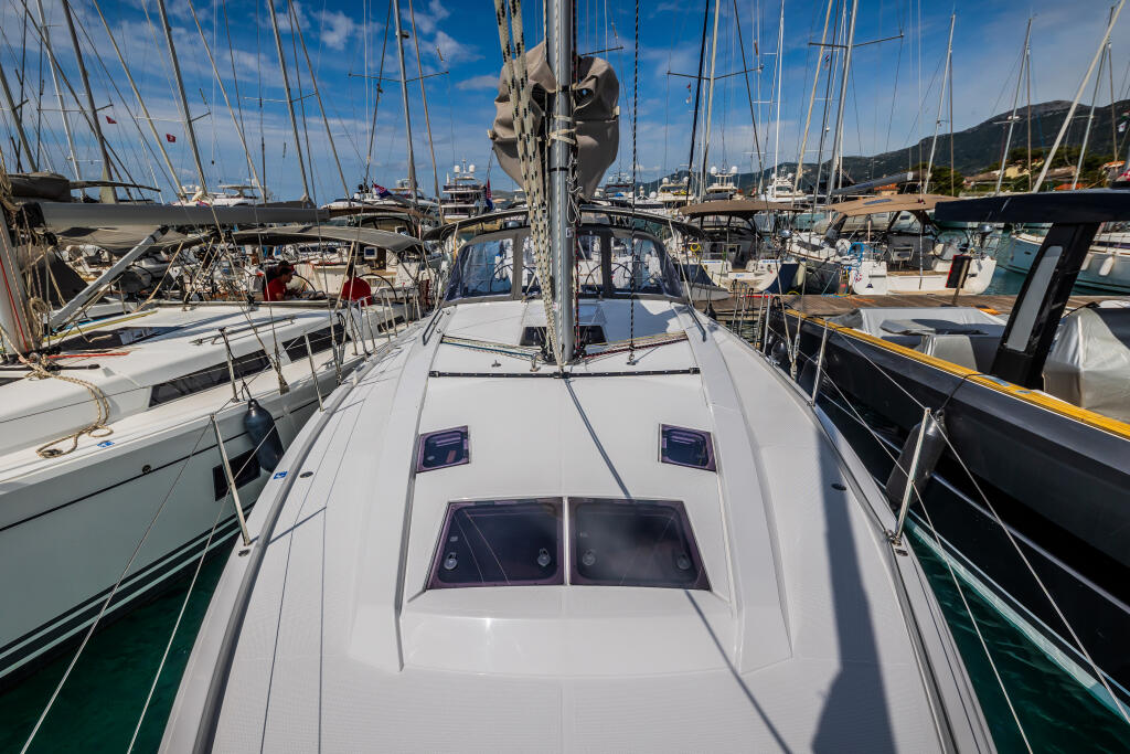 Sailing yacht 