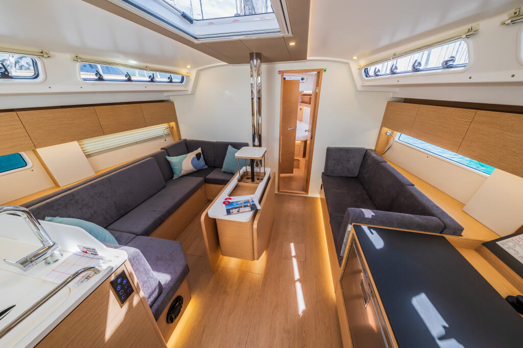 Sailing yacht 