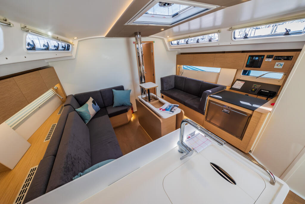 Sailing yacht 
