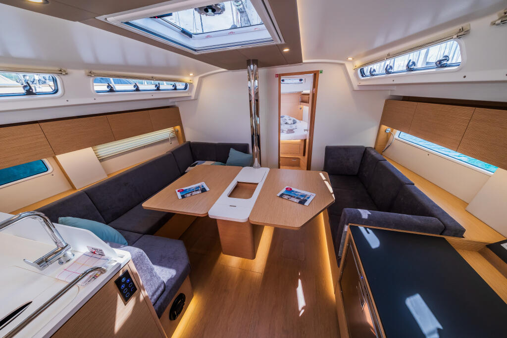 Sailing yacht 