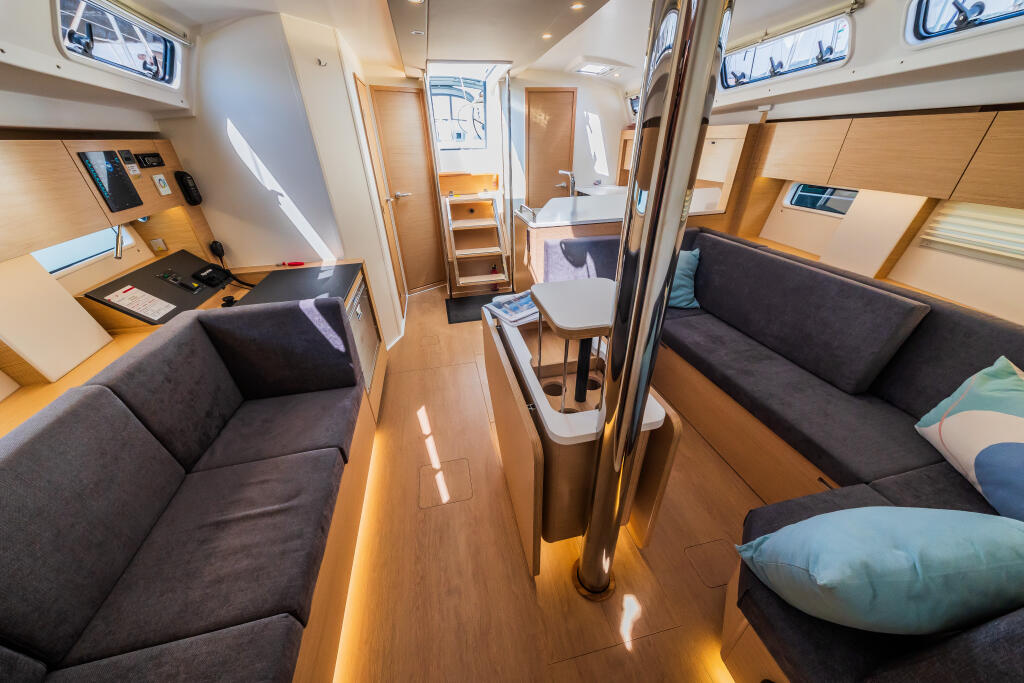 Sailing yacht 