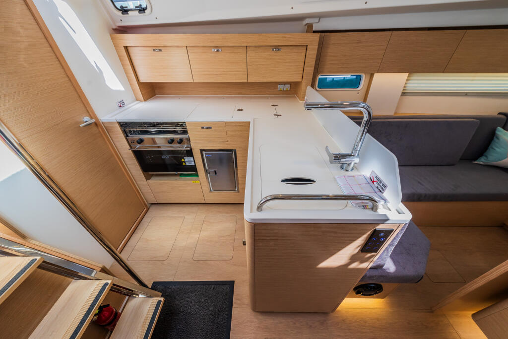 Sailing yacht 