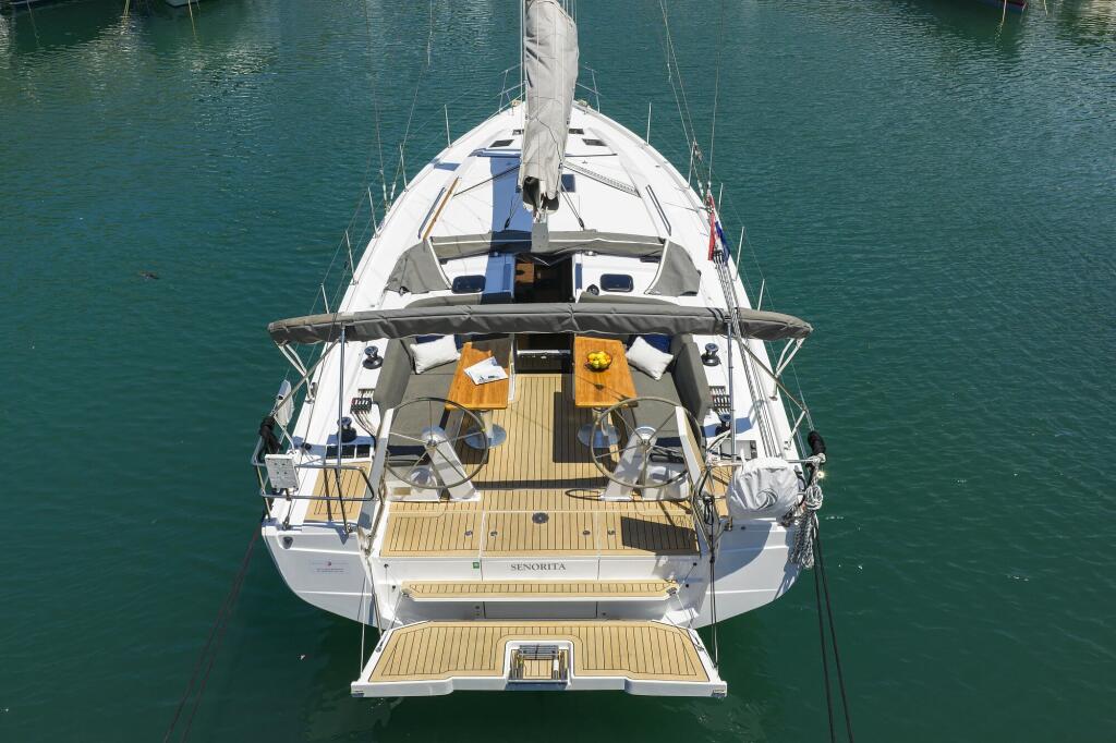 Sailing yacht 