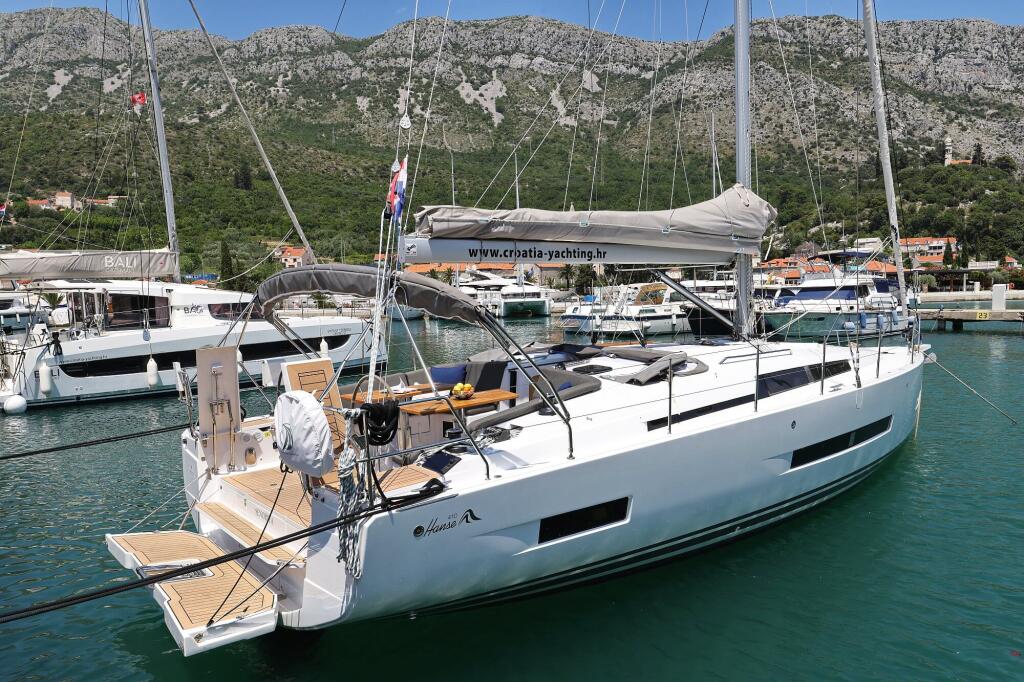 Sailing yacht 