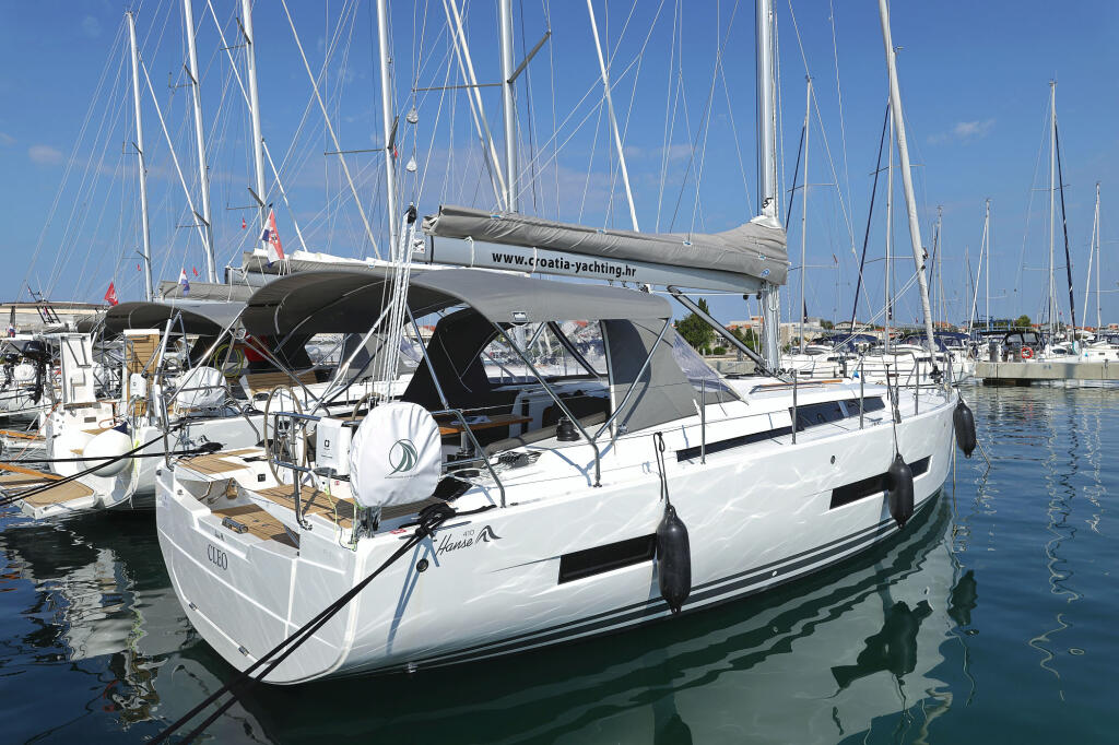 Sailing yacht 