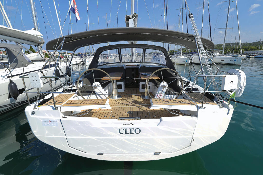 Sailing yacht 