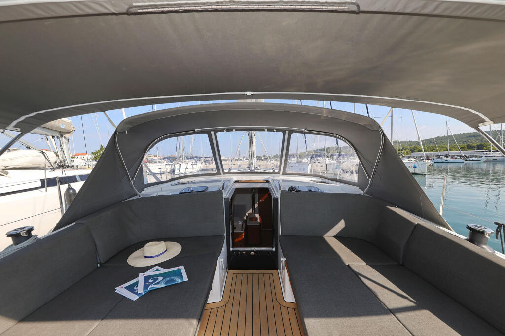 Sailing yacht 