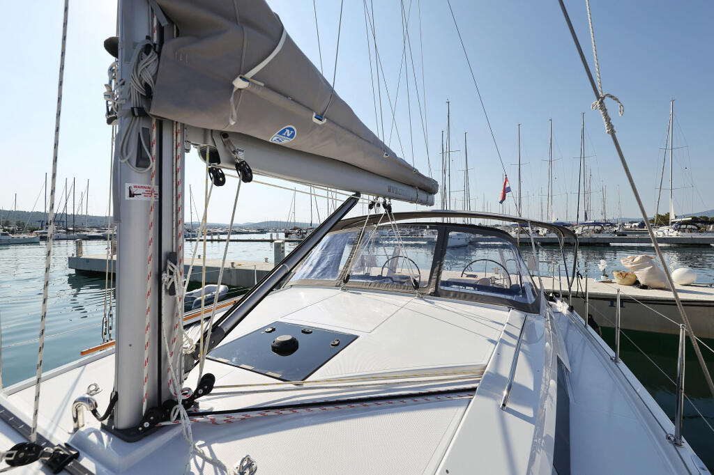 Sailing yacht 