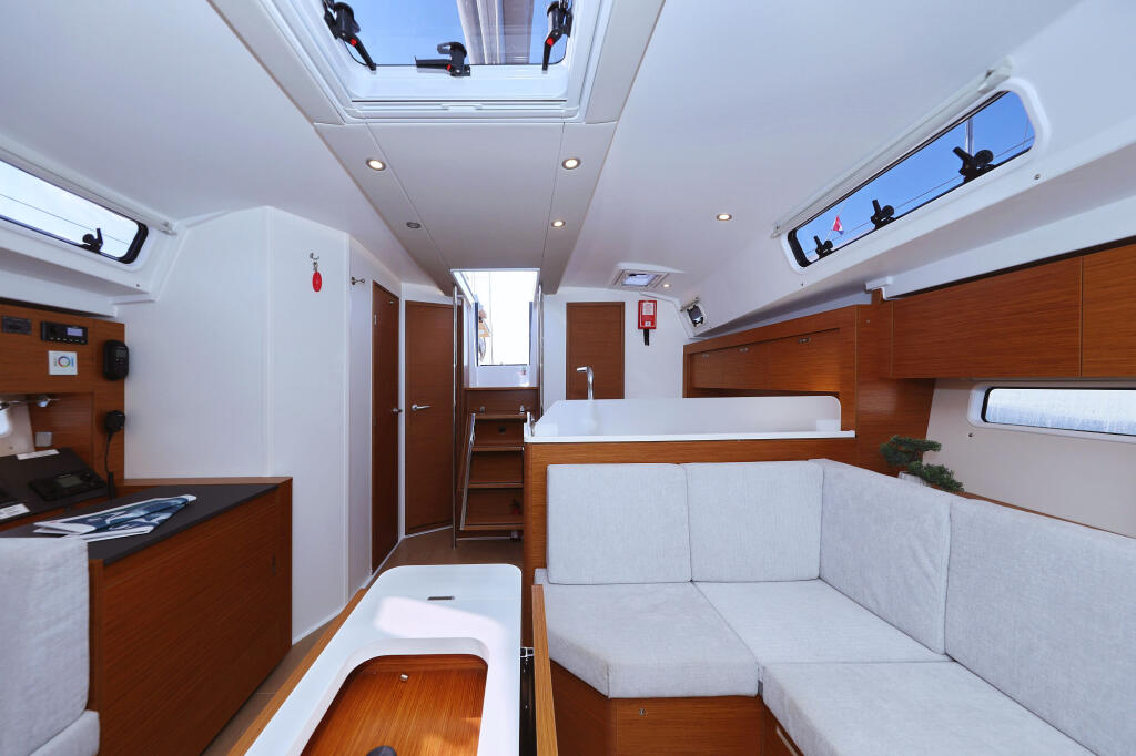 Sailing yacht 