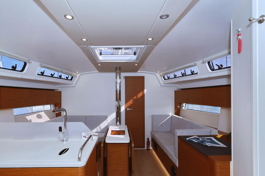 Sailing yacht 