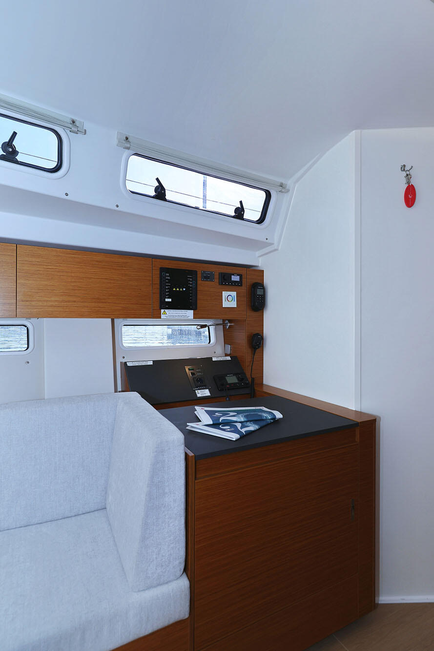 Sailing yacht 