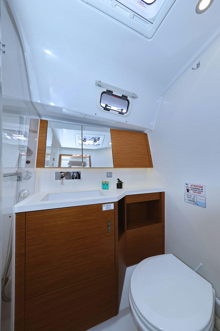 Sailing yacht 