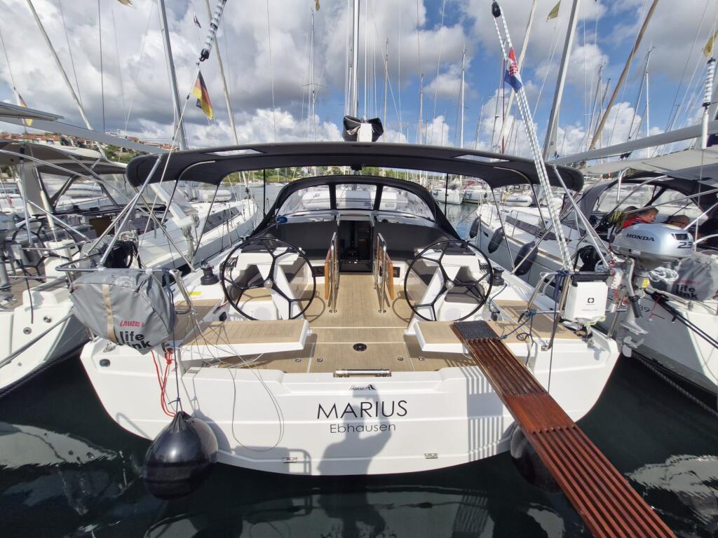 Sailing yacht 