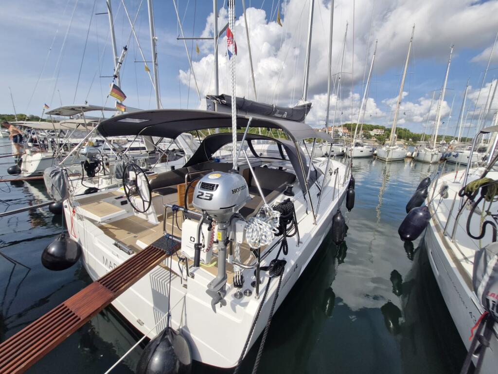 Sailing yacht 