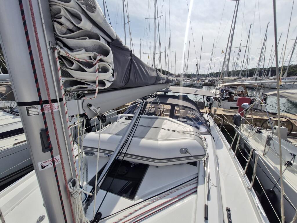 Sailing yacht 