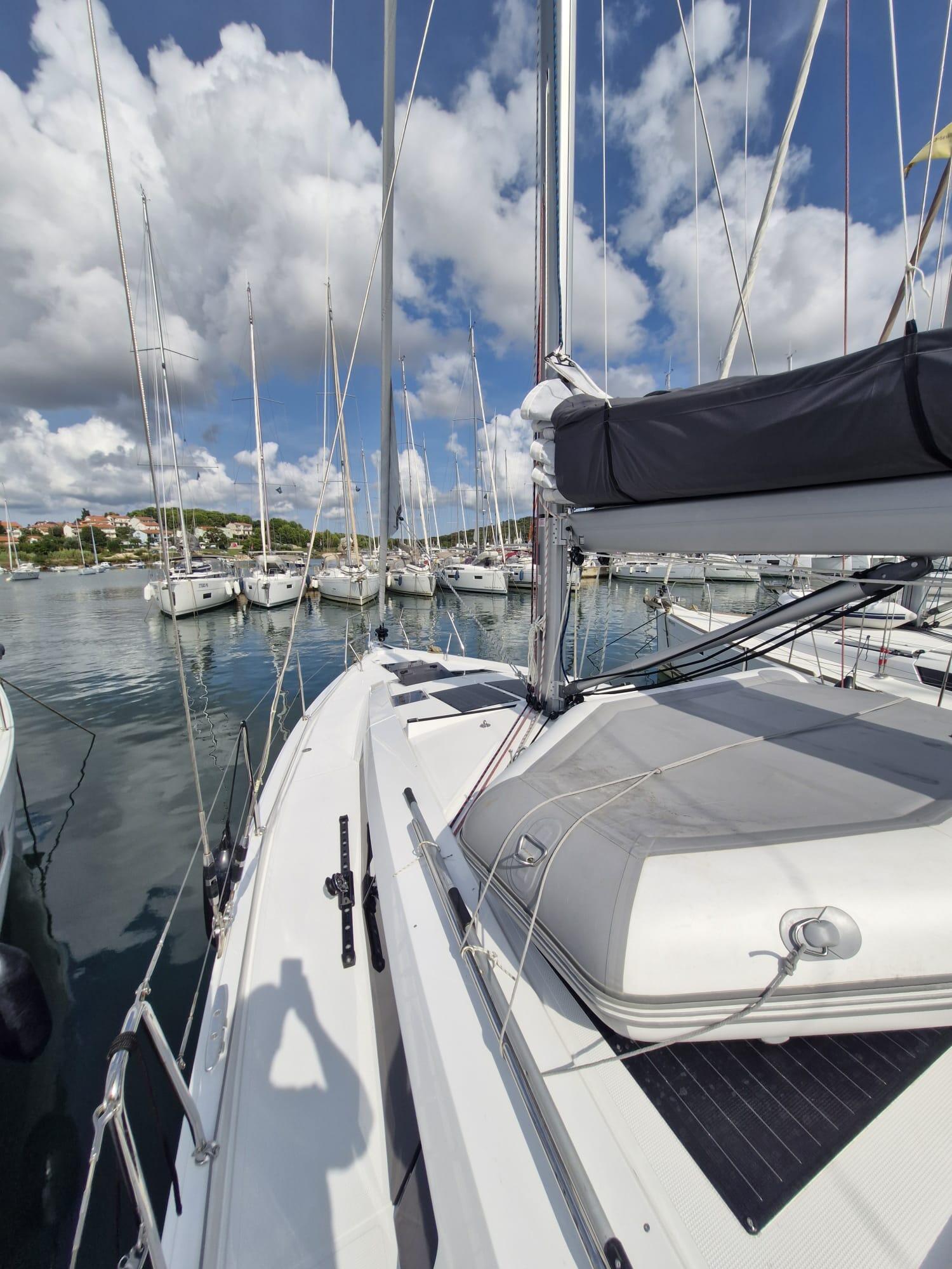 Sailing yacht 
