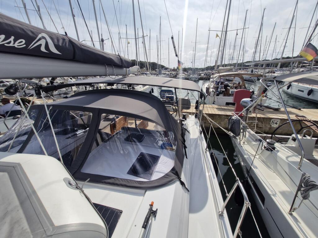 Sailing yacht 